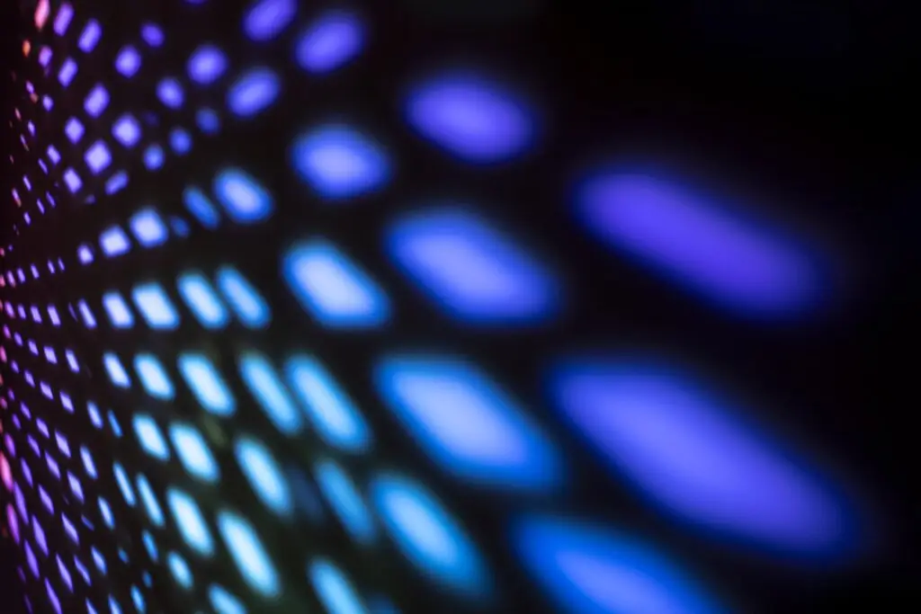 Matriz de píxeles LED en degradado azul y violeta