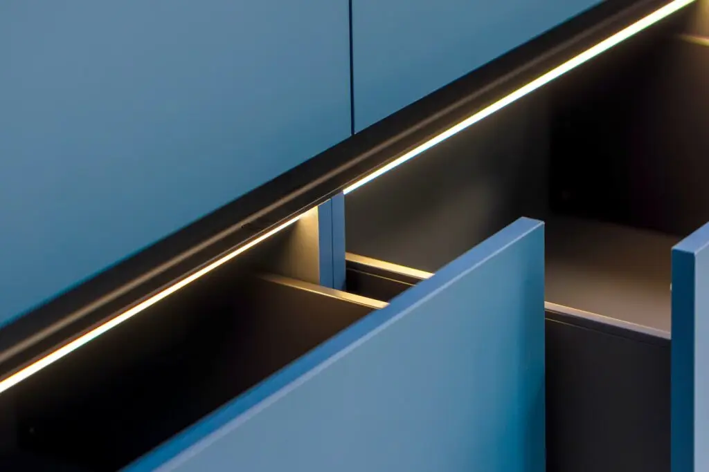 Perfil LED slim iluminando el interior de un cajón de cocina