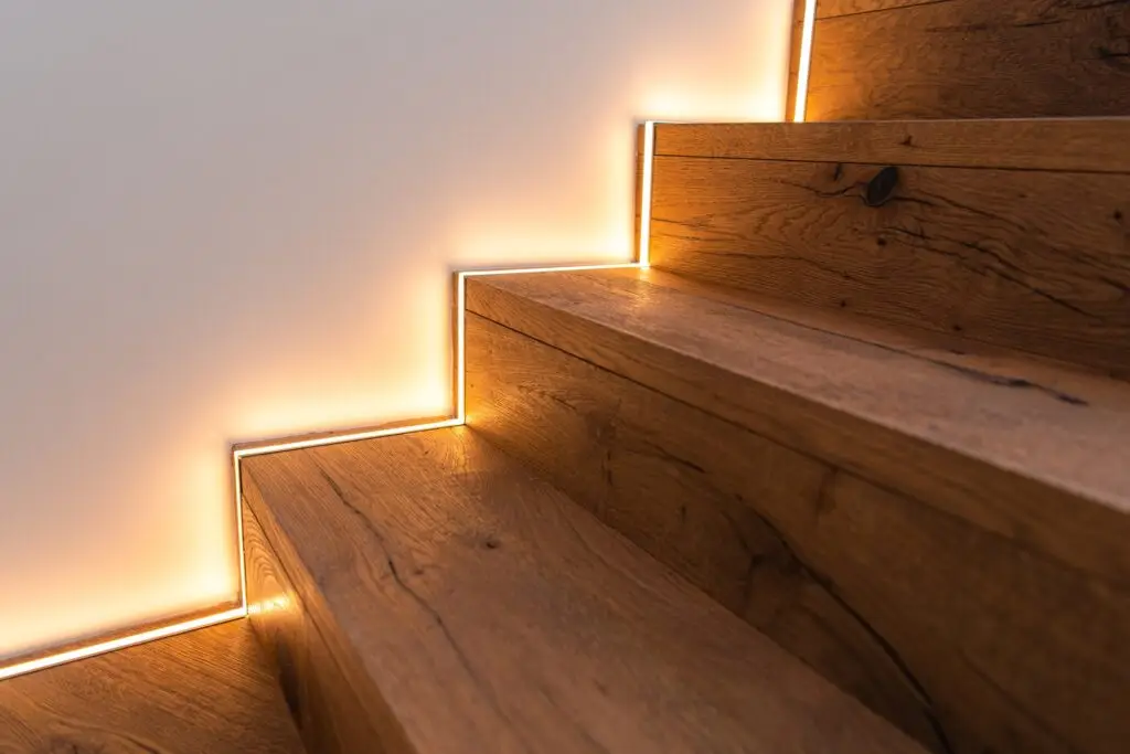 Escalera de madera con tira LED empotrada en cada peldaño