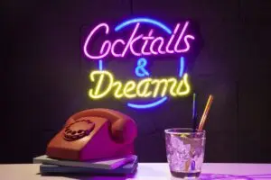 Rótulo de neón de colores en una coctelería